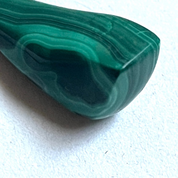 Elegant Emerald Green Stone Pendant - Picture 3 of 7